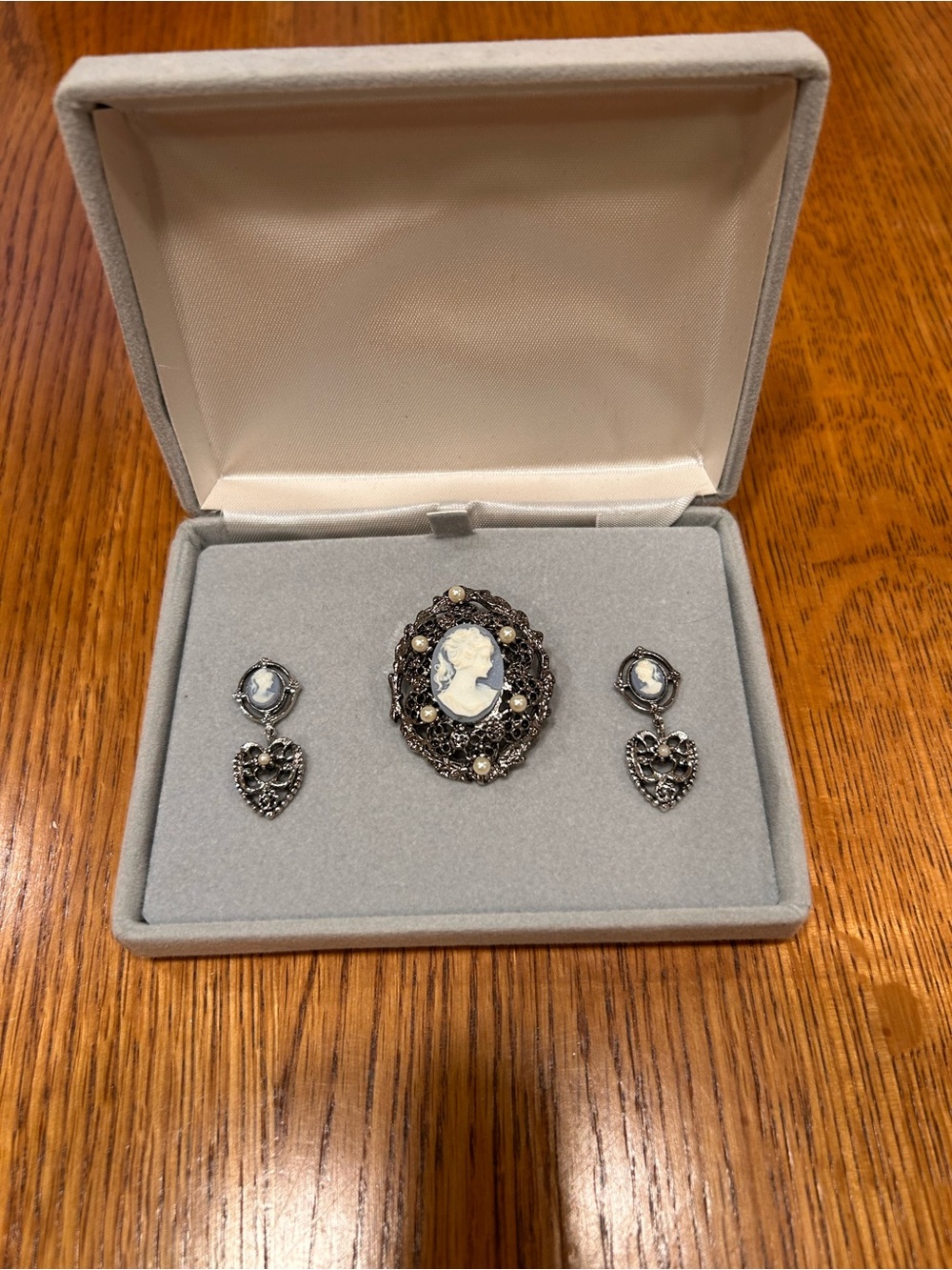 VINTAGE- Inspired Silver Pearl filigree Cameo Brooch and Dangly Earrings Set - Picture 2 of 2